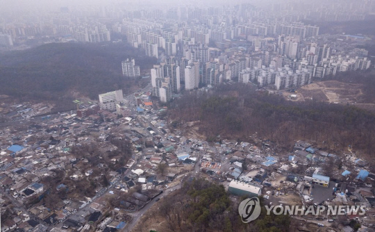 서울 노원구의 아파트 단지와 백사마을 모습. <사진: 연합뉴스>